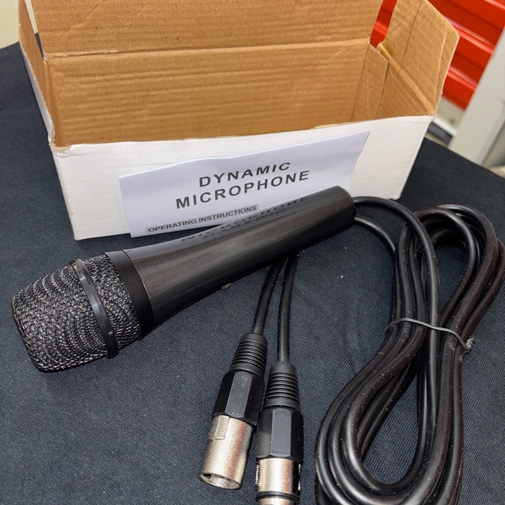 Dynamic Microphone with Cable - Black